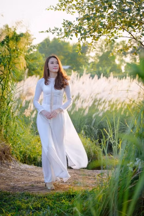 Nhân mùa hoa lau đang nở rộ, Kệt Kê Sỏn đã thực hiện bộ ảnh bên tà áo dài Việt.