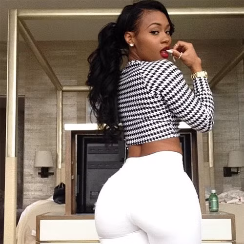 Cô nàng phủ nhận điều này bằng cách trưng ra những tấm hình từ thời trung học. Tuy nhiên các anti fan tiếp tục chỉ ra cô đã sử dụng thủ thuật chỉnh sửa photoshop để bóp eo, làm đầy vòng 3 trong ảnh cũ.