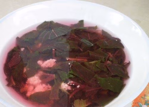 "Sao em mua rau rền màu xanh, nấu lên lại màu đỏ, sợ quá chưa dám ăn".