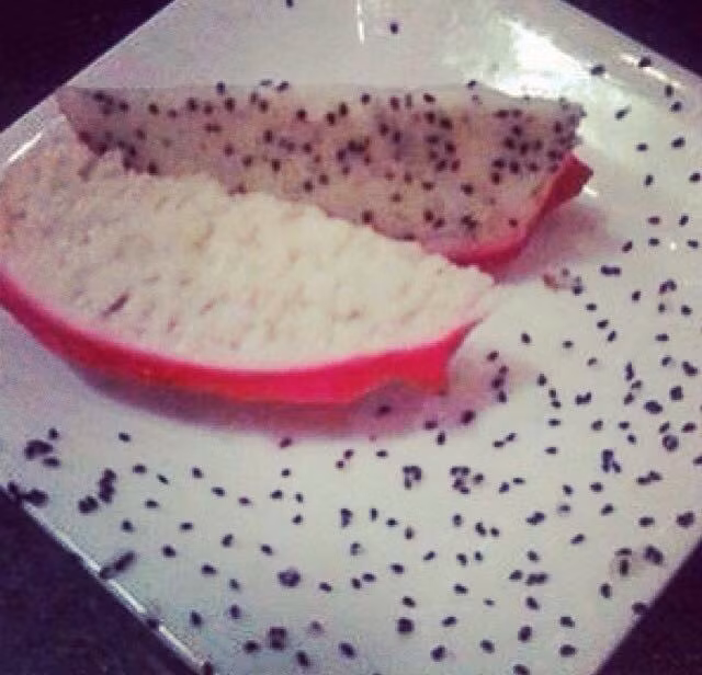 "Mẹ em dặn ăn quả phải nhằn hạt. Mà em nhằn mãi không hết hạt thanh long. Em chẳng dám ăn nữa".