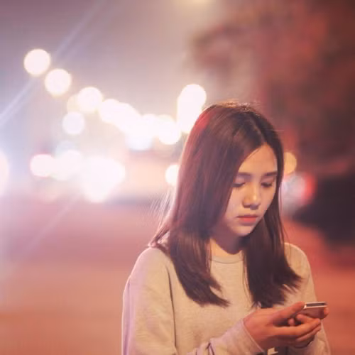 Chia sẻ với PV , cô gái này cho biết: “Mình tên Trương Bạch Diệp, sinh năm 1996, có sở thích ăn uống, nghe nhạc của maroon 5 và kinh doanh. Từng đạt được một số giải văn nghệ nho nhỏ. Hiện mình đang theo học trường ĐH Văn hóa nghệ thuật Quân đội và có bán hàng online để kiếm thêm thu nhập”.