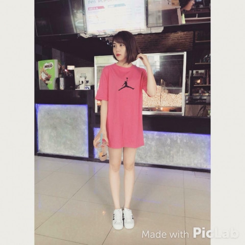 Là con gái nên cũng như bao cô gái khác, Bạch Diệp cũng có nhiều kỷ niệm đáng nhớ về mẹ: “Vào năm học lớp 3, mình cố tích góp tiền ăn vặt để mua quà sinh nhật cho mẹ. Nhưng tối hôm đó mưa to, ba mẹ mình lại cãi nhau. Mẹ mình về nhà bà ngoại nên mình không tặng được quà cho mẹ. Món quà đó đến bây giờ mình vẫn còn giữ, coi như là kỷ niệm luôn”.