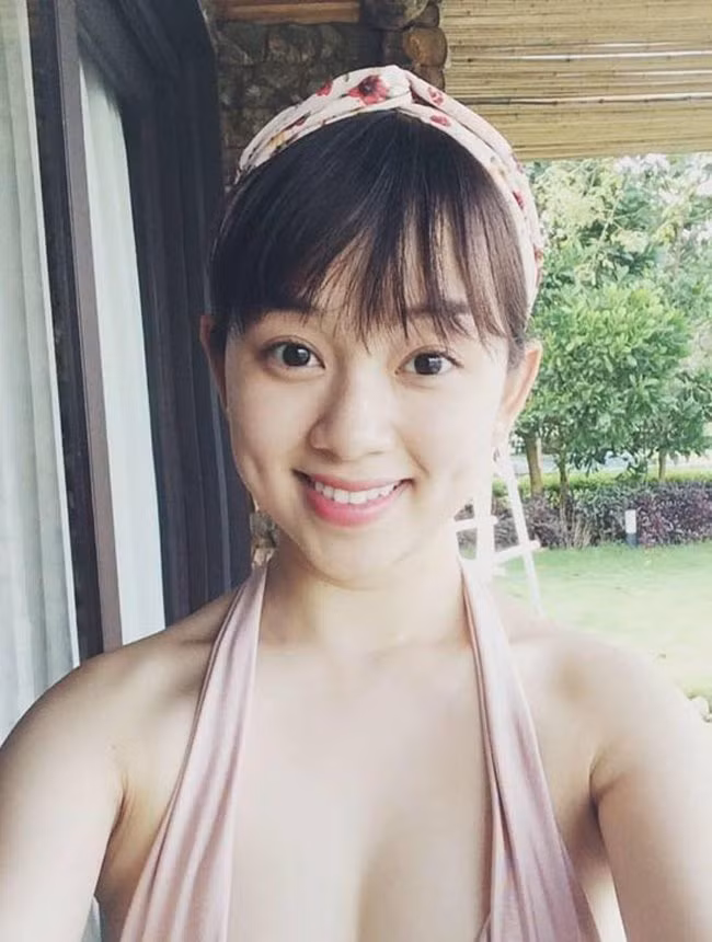 Ly Kute là một hot girl Việt khá nổi tiếng, cô từng được biết đến khi tham gia bộ phim Nhật ký Vàng Anh. Hot girl Hà Nội này có làn da trắng mịn, đôi mắt to tròn và nụ cười rất dễ thương.