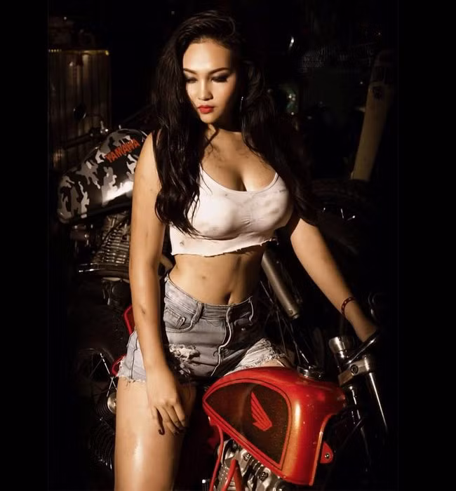 Hứa Phạm Linda sinh năm 1999 nhưng đã có vóc dáng rất gợi cảm. Cô mang trong mình 3 dòng máu: Việt - Pháp - Ấn Độ nên có vẻ đẹp lai lạ mắt.