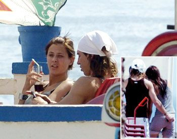 Hoa hậu Tây Ban Nha 2006 Elisabeth Reyes. Elisabeth Reyes là cựu hoa hậu Tây Ban Nha năm 2006, là cái tên không quá xa lạ với người hâm mộ Tây Ban Nha. Elisabeth cũng được mệnh danh là “hoa hậu sát cầu thủ” tại xứ sở bò tót. Cô từng có mối tình ngọt ngào với đội phó của Real, trung vệ Sergio Ramos.