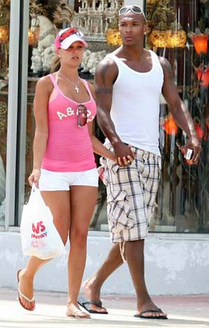 Đẩy Sheringham qua bên, người đẹp đã quăng lưới bắt Marcus Bent (ảnh) đang đá cho đội Tottenham.