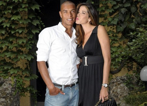 Mới đây, Hoa hậu sát cầu thủ phiên bản 4.0 Aida Yespica vừa bị đại gia Roger Jenkins “đá” sau gần 1 năm hẹn hò, họ đã nói câu đường ai nấy đi. Điều đó cũng đồng nghĩa với việc Aida sẽ chẳng xơ múi được gì trong núi tài sản kếch xù của đại gia lớn hơn cô 27 tuổi này. Như vậy, có thể thấy, người mang lại nhiều hạnh phúc nhất cho Aida tính đến giờ vẫn là mối tình đầu của cô: hậu vệ Matteo Ferrari (ảnh). So với những tên tuổi kể trên, Ferrari đuối hơn cả về danh tiếng lẫn tiền bạc. Nhưng ít ra hậu vệ hiện phiêu dạt sang Montreal Impact này còn để lại cho Aida mụn con trai Aron gần 6 tuổi.