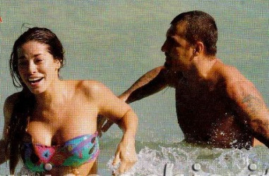 Hoa hậu Venezuela 2002 Aida Yespica. Cựu hoa hậu Venezuela 2002 với số đo 3 vòng cực chuẩn 90-60-90, Aida chẳng khác nào thỏi nam châm hút đàn ông. Trong giới sao bóng đá, cô đã khiến ông chủ Silvio Berlusconi của Milan, cựu tiền đạo Filippo Inzaghi, các chân sút Adrian Mutu, Marco Borriello và tiền vệ Mesut Oezil và cả Vieri (ảnh) đều vướng lưới tình của mình.