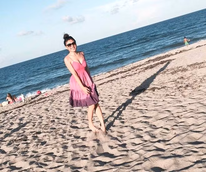 Thân hình khỏe khoắn với làn da nâu rám nắng, nụ cười tươi là những điểm nổi bật của Lê Thị Phước Thảo, sinh năm 1994, du học sinh trường Palm Beach State College, bang Florida, Mỹ. Cô gái cao 1,6 m có sở thích chụp ảnh, ca hát và viết lách. "Cuộc sống du học sinh sướng hay khổ là do mỗi người, nhưng hãy xem nó như hành trình để tôi luyện bản thân và trưởng thành hơn", 9X quan niệm trong quãng thời gian học tập xa nhà.