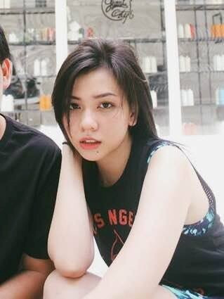 Mở rộng sự kết nối cộng đồng, giao lưu với các du học sinh Việt đang theo học tại nhiều quốc gia trên thế giới là mục đích của Lê Đỗ Thanh Thanh khi tham gia cuộc thi Miss du học sinh Việt 2015. Cô gái sinh năm 1996 hiện là du học sinh trường Middlesex Community College, bang Massachusetts, Mỹ. 9X có làn da trắng và chiều cao nổi bật 1,69 m.