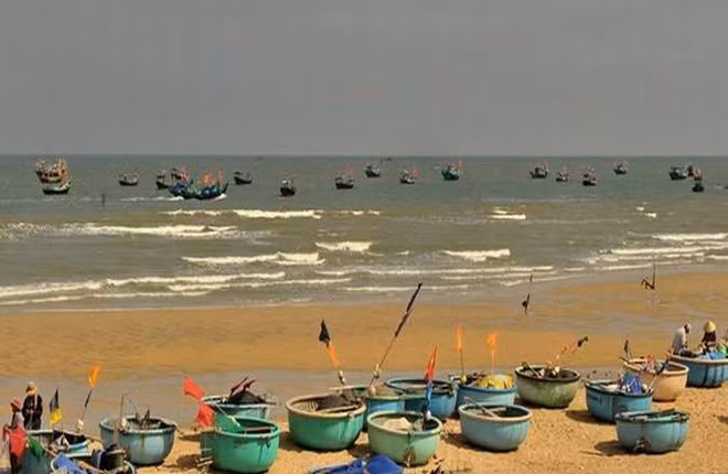 5. Biển Phước Hải: Để đến được đây, từ TP.HCM, bạn chạy theo quốc lộ 51C (đường ra Vũng Tàu), đến ngã 5 thị xã Bà Rịa thì theo đường Trường Chinh, đến dường đường 44 ra Long Hải. Chạy tiếp đường 44 ven biển khoảng 7.5km nữa sẽ đến chợ Phước Hải (tính từ Mộ Cô - Long Hải), đi tiếp thì đến biển. Ảnh: Hivietnam.