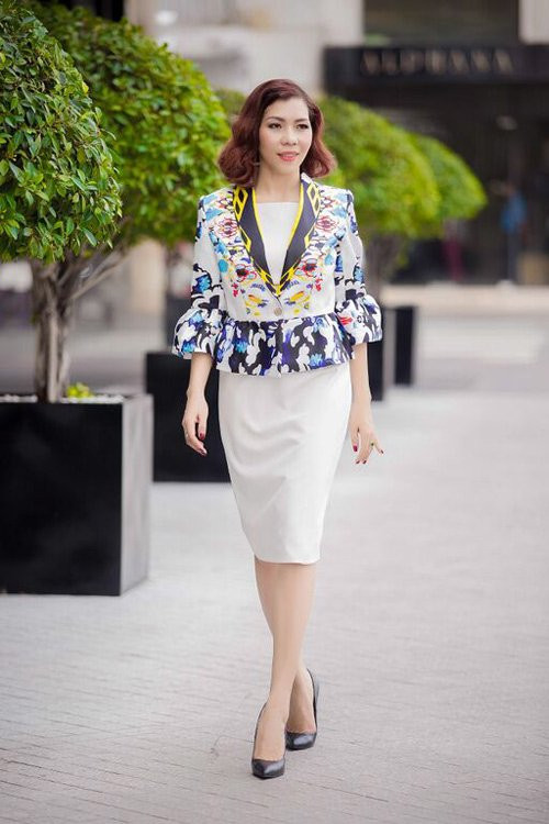 "Nữ hoàng tốc độ Việt" Vũ Thị Hương đã mang đến một vài công thức phối trang phục hữu ích giúp phái đẹp chủ động hơn, mặc đẹp hơn. Theo đó, những chiếc váy dài tay, khoác blazer sát nách dáng dài hoặc các thiết kế áo khoác họa tiết bắt mắt chất liệu không quá dày hoặc mỏng chính là lựa chọn không nên bỏ qua.