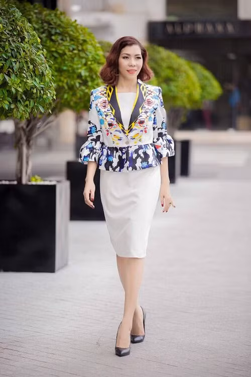 "Nữ hoàng tốc độ Việt" Vũ Thị Hương đã mang đến một vài công thức phối trang phục hữu ích giúp phái đẹp chủ động hơn, mặc đẹp hơn. Theo đó, những chiếc váy dài tay, khoác blazer sát nách dáng dài hoặc các thiết kế áo khoác họa tiết bắt mắt chất liệu không quá dày hoặc mỏng chính là lựa chọn không nên bỏ qua.