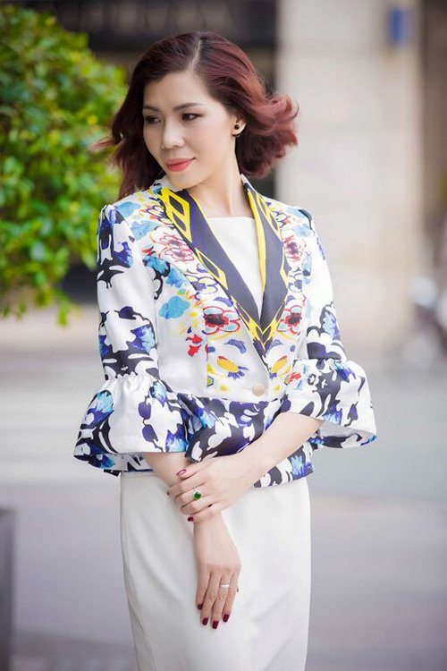 Nếu đã quen với hình ảnh một Vũ Thị Hương mạnh mẽ trên đường chạy, người hâm mộ sẽ rất bất ngờ trước "nữ hoàng tốc độ" trong trang phục công sở duyên dáng, thanh lịch.