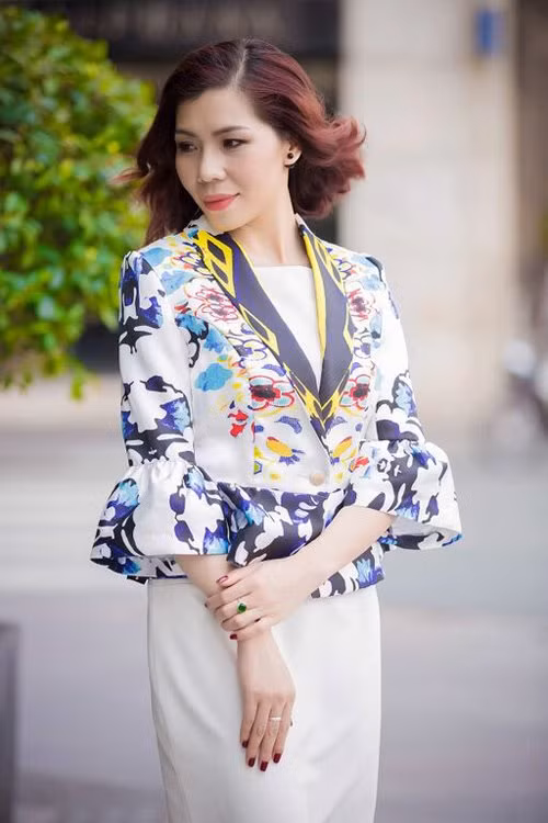 Nếu đã quen với hình ảnh một Vũ Thị Hương mạnh mẽ trên đường chạy, người hâm mộ sẽ rất bất ngờ trước "nữ hoàng tốc độ" trong trang phục công sở duyên dáng, thanh lịch.