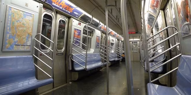 Đừng lên khoang tàu trống ở New York, Mỹ: Hệ thống tàu điện ngầm khá tiện dụng cho du khách khi tham quan New York. Tuy nhiên, nếu có một khoang tàu vắng bóng người trong giờ cao điểm thì hẳn khoang đó có vấn đề, ví dụ như không có điều hòa hoặc sàn tàu đầy nước tiểu. Du khách cũng chú ý không nên vào khoang không có người khi đã khuya để đảm bảo an toàn cho bản thân. Ảnh: Businessinsider.