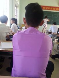 Nam sinh này mặc nhầm áo tới lớp?