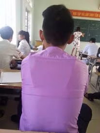 Nam sinh này mặc nhầm áo tới lớp?