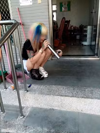 Thiếu nữ "tóc bảy màu" học đòi hút thuốc lào. Ảnh: Facebook.