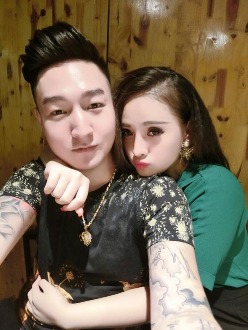 “Thời gian yêu tính đến nay là 2 năm rồi. Trong suốt quá trình tìm hiểu và đến với nhau, mình nhớ nhất là việc lần đầu mình đưa bà xã đi shopping. Như thông thường những người con gái khác họ để con trai trả tiền. Nhưng bà xã mình lại giành trả tiền bằng được. Và từ đấy mình nhận ra bà xã mình là người rất tự lập, không muốn dựa dẫm vào người khác”, Hoàng Sơn nhớ lại.