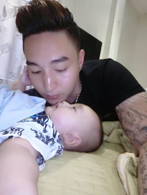 Ngoài ra Hoàng Sơn cũng có quan điểm khá tân tiến về việc nhà: “Nhiều người hay định kiến việc nhà là của đàn bà, mình thấy họ thật ấu trĩ và không biết suy nghĩ. Đã là vợ chồng thì chẳng việc gì là của riêng ai hết. Ai làm được thì làm sao phải phân biệt làm gì?”.