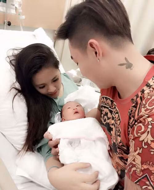 Lý do mà ông chồng này giành hết việc gia đình là bởi: “Lý do cũng xuất phát từ tình yêu thương dành cho vợ con mình. Chứng kiến thời gian vợ mang nặng đẻ đau, nghĩ vợ mình hy sinh tuổi xuân, sắc đẹp để sinh con cho mình. Mà mình sẵn sàng quyết định làm vậy một cách thật vui vẻ và không hề so đo tính toán gì. Thấy mình phụ giúp vợ, vợ mình vui và tự hào làm mình càng thích làm để vợ càng yêu càng vui hơn nữa”.