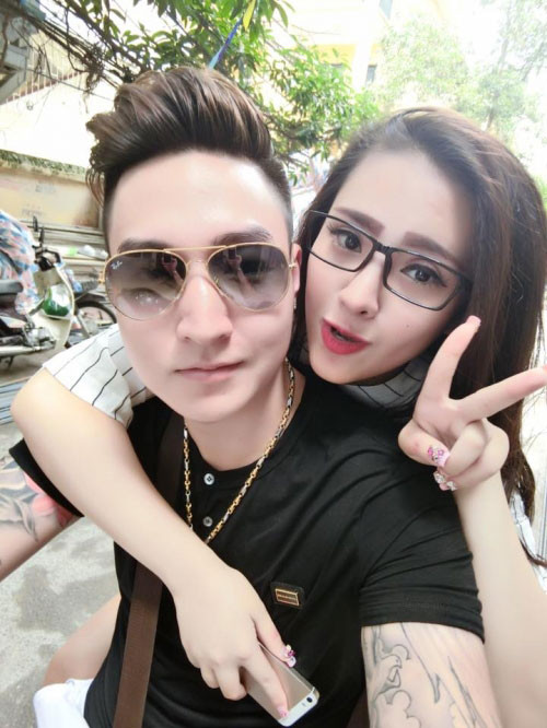 Vì công việc của Hoàng Sơn cũng không quá bận rộn nên thời gian rảnh ông chồng này thường dành hết cho vợ con: “Lúc nào đi chơi đâu, hoặc tụ tập bạn bè đều cho vợ con đi cùng hết. Mình tự hào vì có gia đình hạnh phúc như thế nên đi đâu mình cũng muốn mang đi theo (cười)”.