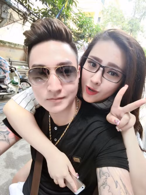 Vì công việc của Hoàng Sơn cũng không quá bận rộn nên thời gian rảnh ông chồng này thường dành hết cho vợ con: “Lúc nào đi chơi đâu, hoặc tụ tập bạn bè đều cho vợ con đi cùng hết. Mình tự hào vì có gia đình hạnh phúc như thế nên đi đâu mình cũng muốn mang đi theo (cười)”.