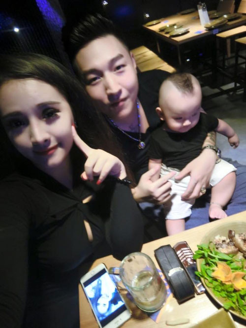 Nên duyên nhau nhờ mai mối của bạn bè, Hoàng Sơn, Vi Anh yêu nhau từ cuộc gặp lần đầu tiên: “Mình và bà xã quen nhau trong một lần đi chơi cùng hội bạn, gặp nhau lần đầu dính luôn tình yêu sét đánh, sau đó cả hai tìm hiểu và yêu nhau sau đó”, Hoàng Sơn chia sẻ. Sau một năm tìm hiểu, yêu nhau chàng trai sinh năm 1991 đã quyết định cầu hôn bạn gái trước sự chứng kiến của bạn bè.