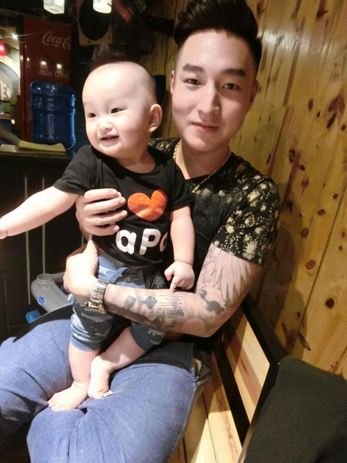 Khi hỏi về dự định trong tương lai thì ông bố 9X này hào hứng: “Trong tương lai mình chỉ có dự định sinh thêm em bé nữa thôi. Còn hiện giờ chưa nghĩ được gì (cười lớn)”.