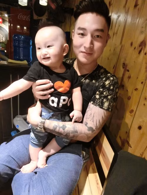 Khi hỏi về dự định trong tương lai thì ông bố 9X này hào hứng: “Trong tương lai mình chỉ có dự định sinh thêm em bé nữa thôi. Còn hiện giờ chưa nghĩ được gì (cười lớn)”.