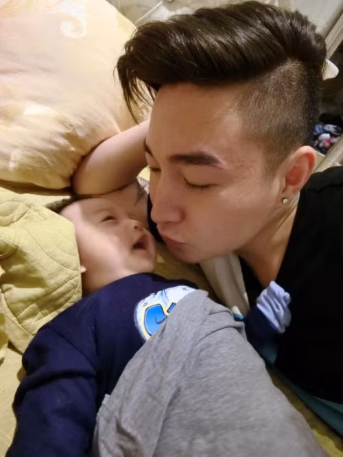 Dù đã trở thành bố mẹ của nhóc tỳ Tony 9 tháng tuổi, nhưng hai vợ chồng vẫn không quên dành cho nhau những cử chỉ âu yếm, ngọt ngào: “Cuộc sống hiện tại của 2 đứa và nhóc nhà mình nói chung là ổn định và không thiếu thốn bất cứ thứ gì. Và mình tự hào vì điều đó, do từ khi cưới 2 vợ chồng bàn tay trắng, tự lập gây dựng nên ngày hôm nay không cần sự giúp đỡ của gia đình”.