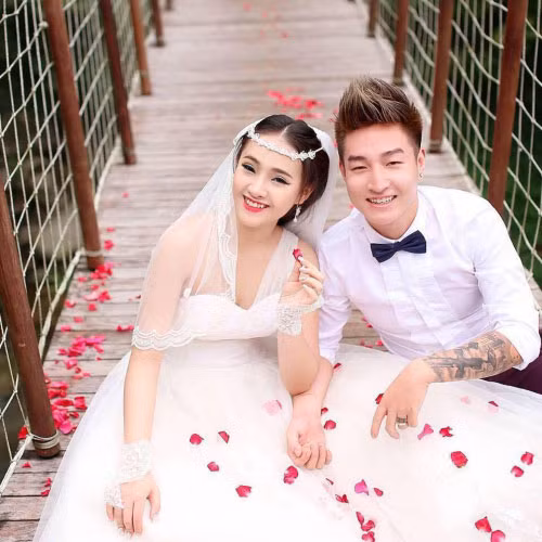 Những cử chỉ ân cần dành cho nhau của cặp vợ chồng 9X Hoàng Sơn và Nguyễn Vi Anh được chia sẻ trên trang cá nhân khiến bất kỳ ai cũng phải ghen tị. Tổ ấm hạnh phúc của cặp đôi này khiến nhiều người ngưỡng mộ bởi chồng chiều vợ như nữ hoàng.