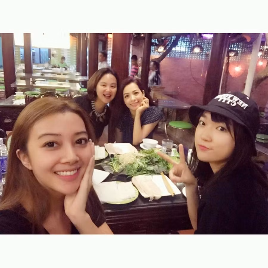 Đi ăn cùng cựu người mẫu Thúy Hằng.