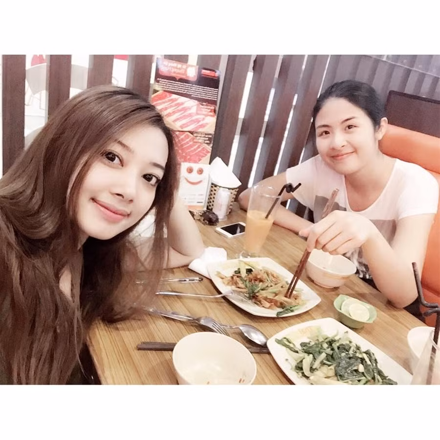 Và cùng Hoa hậu Việt Nam 2010 Ngọc Hân. Mặc dù không muốn dính dáng đến chuyện tình của người nổi tiếng, nhưng có vẻ cô cũng quen khá nhiều người trong giới showbiz.