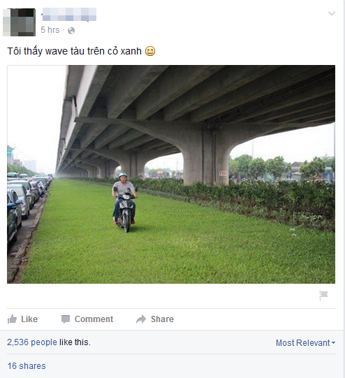 Hôm 8/10, tại đường vành đai 3 Hà Nội xảy ra ùn tắc giao thông. Một nam thanh niên đã bê xe máy và đi xe trên cỏ xanh dưới đường trên cao.