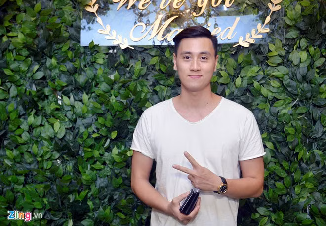 Kiên Hoàng là một trong những khách mời đến dự hôn lễ từ khá sớm. Anh diện trang phục giản dị với áo phông và quần jeans. Chàng hot boy này cũng vừa lấy vợ cách đây không lâu.