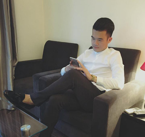 Một số cầu thủ Việt Nam cũng mặc theo phong cách sơ mi đóng cúc cổ cao như vậy. Có thể kể đến như tiền vệ Ngô Hoàng Thịnh (ảnh) hay Võ Huy Toàn.