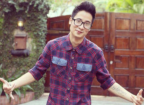 Bên cạnh đó, JVevermind còn gây sự chú ý với gu ăn mặc của mình. Trong rất nhiều Vlog của mình, anh luôn xuất hiện với sơ mi đóng cúc cao cổ, không sơ vin, quần bò và giày thể thao. Ngoài ra ở các sự kiện giới trẻ, JVevermind cũng thường xuyên ăn mặc theo phong cách này qua đó tạo ra một dấu ấn riêng cho riêng mình.