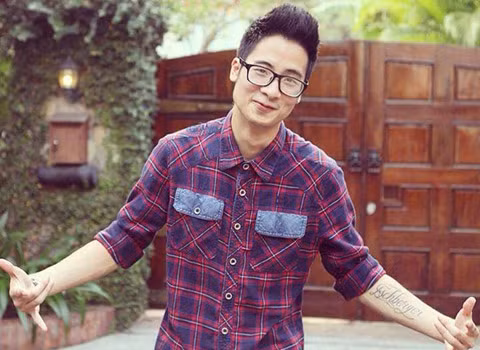 Bên cạnh đó, JVevermind còn gây sự chú ý với gu ăn mặc của mình. Trong rất nhiều Vlog của mình, anh luôn xuất hiện với sơ mi đóng cúc cao cổ, không sơ vin, quần bò và giày thể thao. Ngoài ra ở các sự kiện giới trẻ, JVevermind cũng thường xuyên ăn mặc theo phong cách này qua đó tạo ra một dấu ấn riêng cho riêng mình.