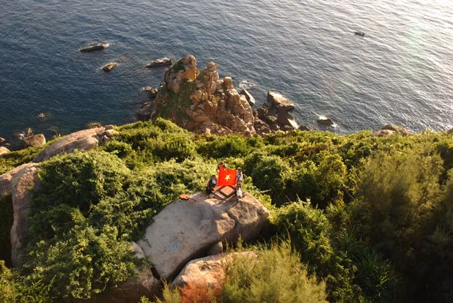 Mũi Điện (huyện Đông Hòa), điểm cực Đông trên đất liền của Việt Nam, nơi đường cơ sở đi qua.