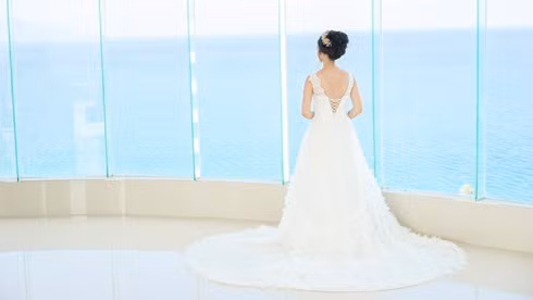 Sau hôm đó, cô bé kia không qua nhà Vy nữa, còn Vy thì cứ thu mình trên phòng khóc thút thít, ở dưới bếp mẹ Vy cũng trào nước mắt mà không biết an ủi con thế nào. Thương con, mẹ Vy lại nhắn tin xin bạn gái xuống gặp Vy một lần, nhưng cuối cùng mọi chuyện cũng chẳng đi đến đâu.