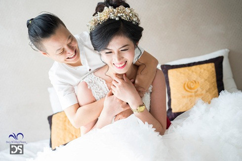 Ban đầu khi liên hệ nhà hàng đặt tiệc cưới thì bị từ chối vì lý do đám cưới đồng tính. Sau đó, một khách sạn trong địa phương đã hỗ trợ cho cặp đôi.