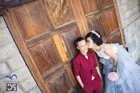 Lần đầu tiên Vy dẫn về một cô gái và nói là người yêu. Mẹ không phản đối, thậm chí còn thấy mừng cho con và mong rằng chuyện tình cảm sẽ bù đắp được những thiệt thòi của nó.