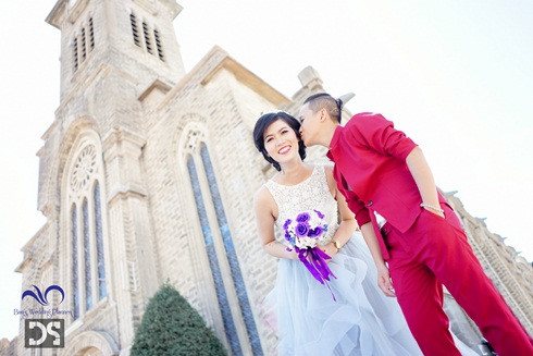 Mất vài năm đau khổ như vậy, rồi Vy cũng tìm được tình yêu thứ hai. Nhưng rồi bố mẹ cô gái kia cũng phát hiện, và họ gọi điện chửi bới mẹ Vy, rằng Vy bị bệnh lây sang con gái họ. Mẹ Vy cũng đã cố gắng giải thích nhưng họ không hiểu. Họ làm đủ mọi cách, từ bắt con gái họ yêu đương một người đàn ông khác, rồi bỏ hàng chục triệu đồng mua “bùa giải ngải” đốt và bắt con uống, mua nước đái khỉ ném vào Vy với mong muốn giải được bùa.