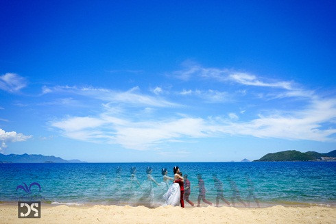 Không cản được mối quan hệ của hai đứa trẻ, cuối cùng họ tìm cách bắt Vy về đánh đập trước mặt con gái họ, họ kéo Vy lên xe dọa mang đến đèo Rù Rì thả xuống. May mắn Vy đã trốn thoát và trở về nhà.