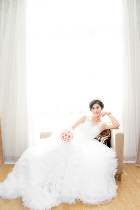 Nhưng mối tình này cũng nhanh chóng kết thúc trong nước mắt vì sự phản đối của người lớn. Được ít ngày sau thì gia đình cô gái kia xuống, xông vào nhà Vy đập phá đồ đạc, chửi rủa thậm tệ rằng Vy bị bệnh, giao du với con gái nhà họ khiến nó trở nên hư hỏng. “Vy không dám ra ngoài, chỉ ở trên phòng đóng chốt cửa, tắt đèn và nằm khóc”.