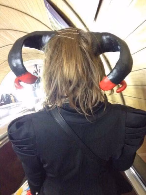 Cô nàng "mọc sừng".