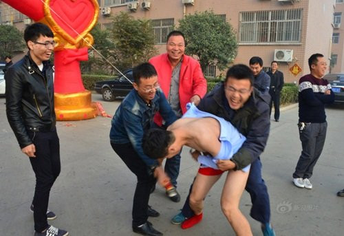 Sáng sớm, trước khi ra khỏi nhà để chuẩn bị đi rước dâu, chú rể ăn mặc rất lịch sự, sang trọng nhưng khi xe dâu vừa đến, những người bạn của chú rể đã lao đến và bắt đầu lột quần áo của anh.