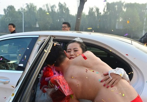 Mặc dù chú rể đã "van xin" bạn bè trả lại quần áo cho anh nhưng những người bạn anh vẫn không buông tha.